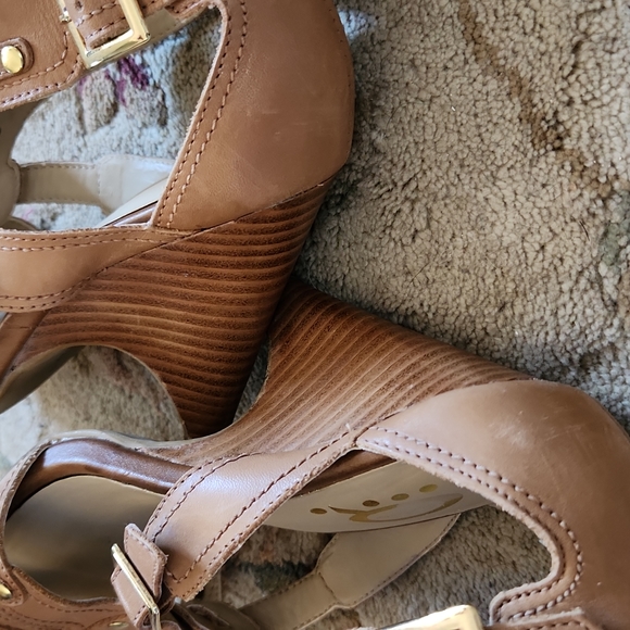 🎊HP🎊 Denver Hayes Wedge Style Heels Tan 7 - Picture 10 of 10